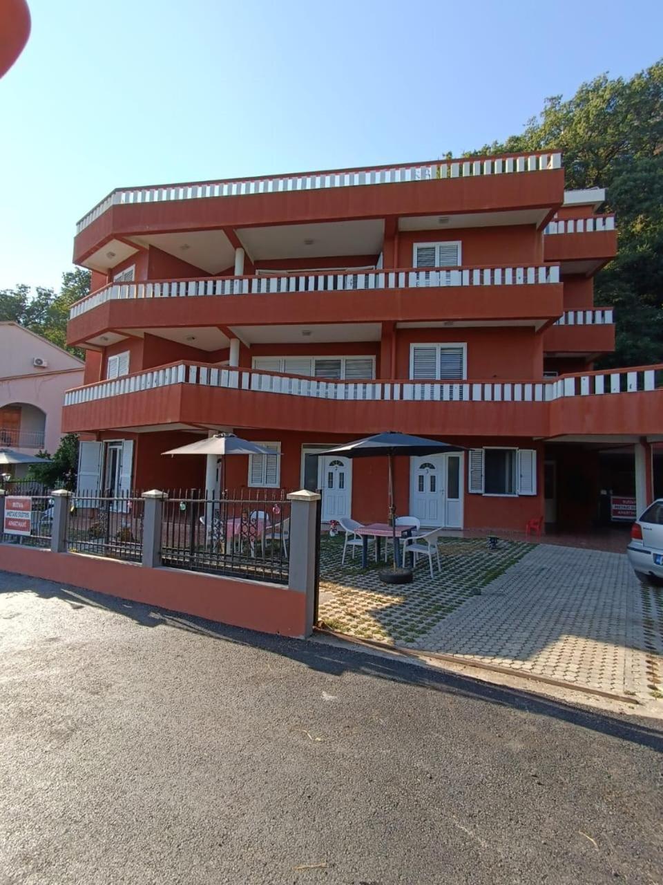 Guest house Metaxi Suits 3*
