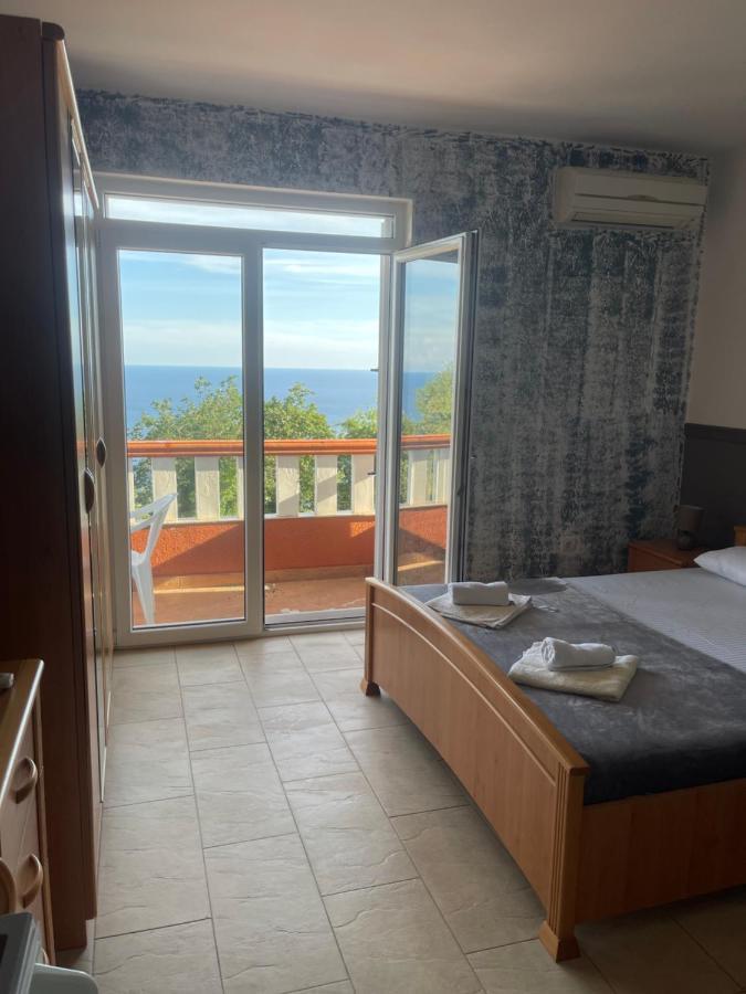 Metaxi Suits Gasthof Budva